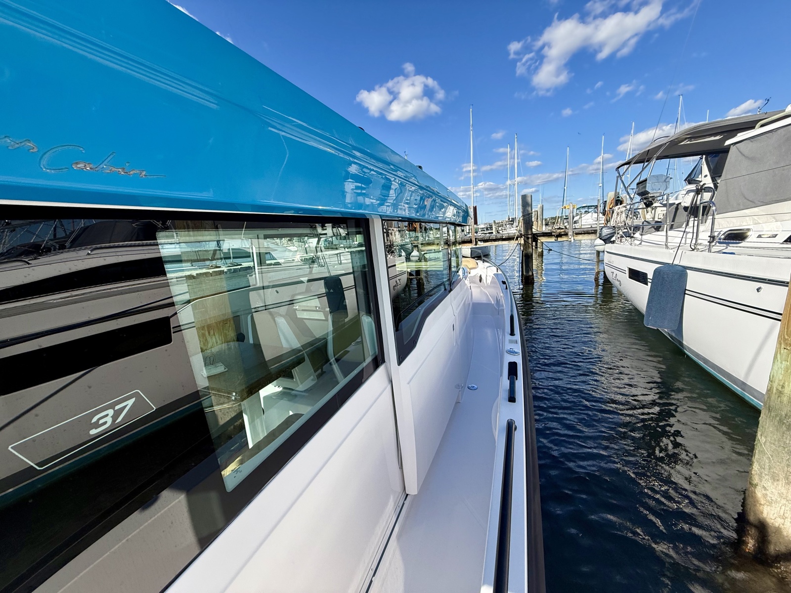 2021 Axopar 37 XC Cross Cabin