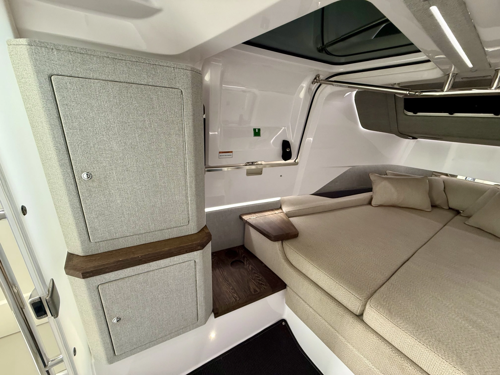 2021 Axopar 37 XC Cross Cabin
