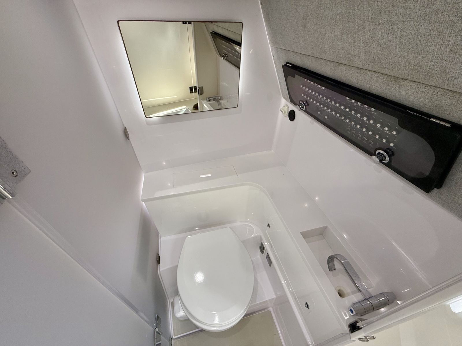 2021 Axopar 37 XC Cross Cabin