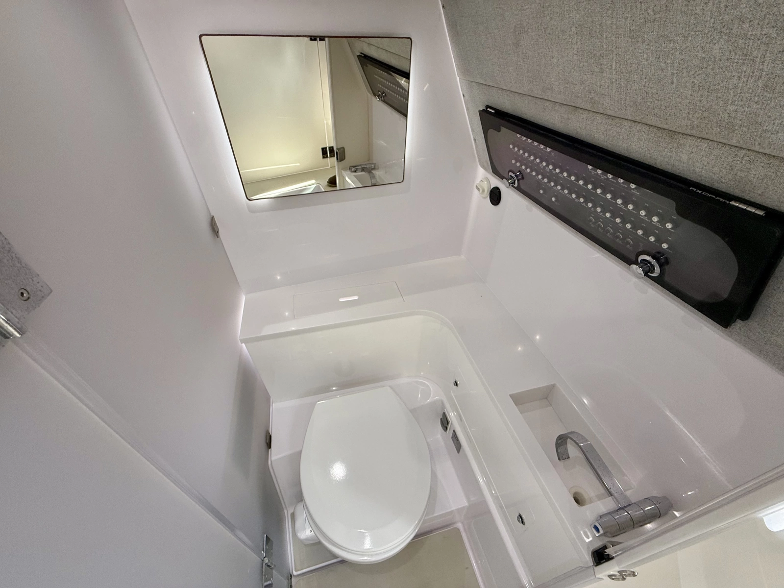 2021 Axopar 37 XC Cross Cabin