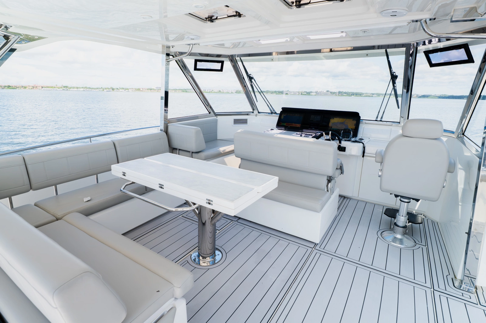 2022 Aquila 54 YACHT