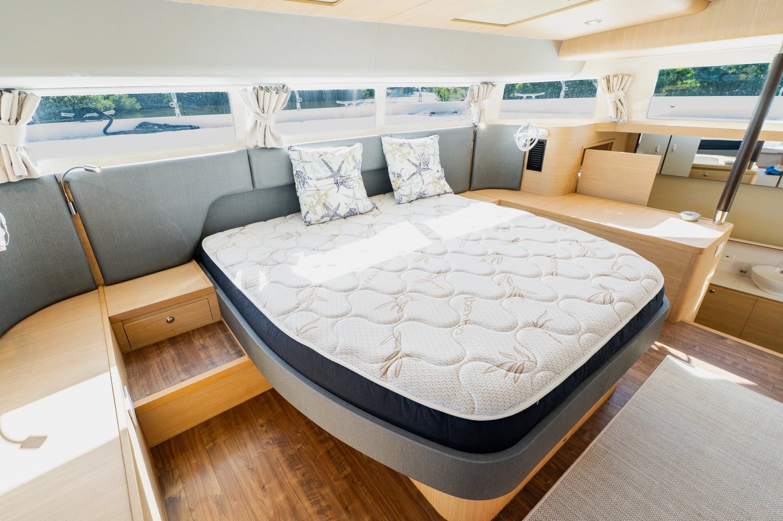 2022 Aquila 54 YACHT