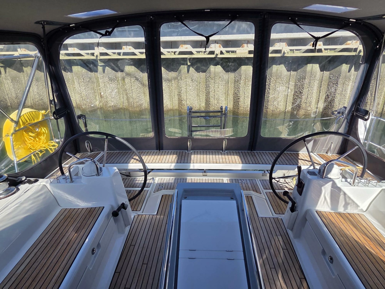 Fully enclosed cockpit