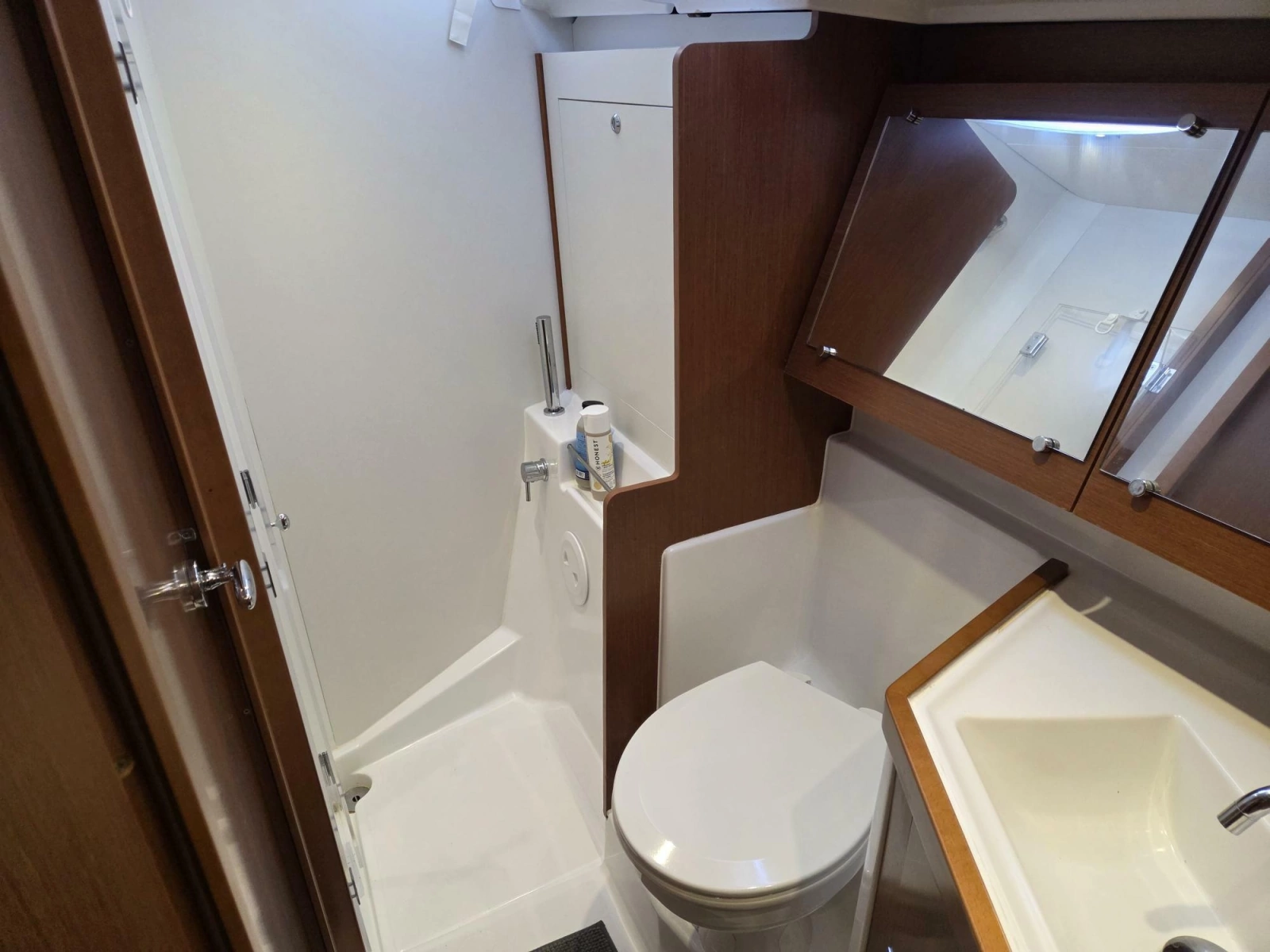 Guest head with shower