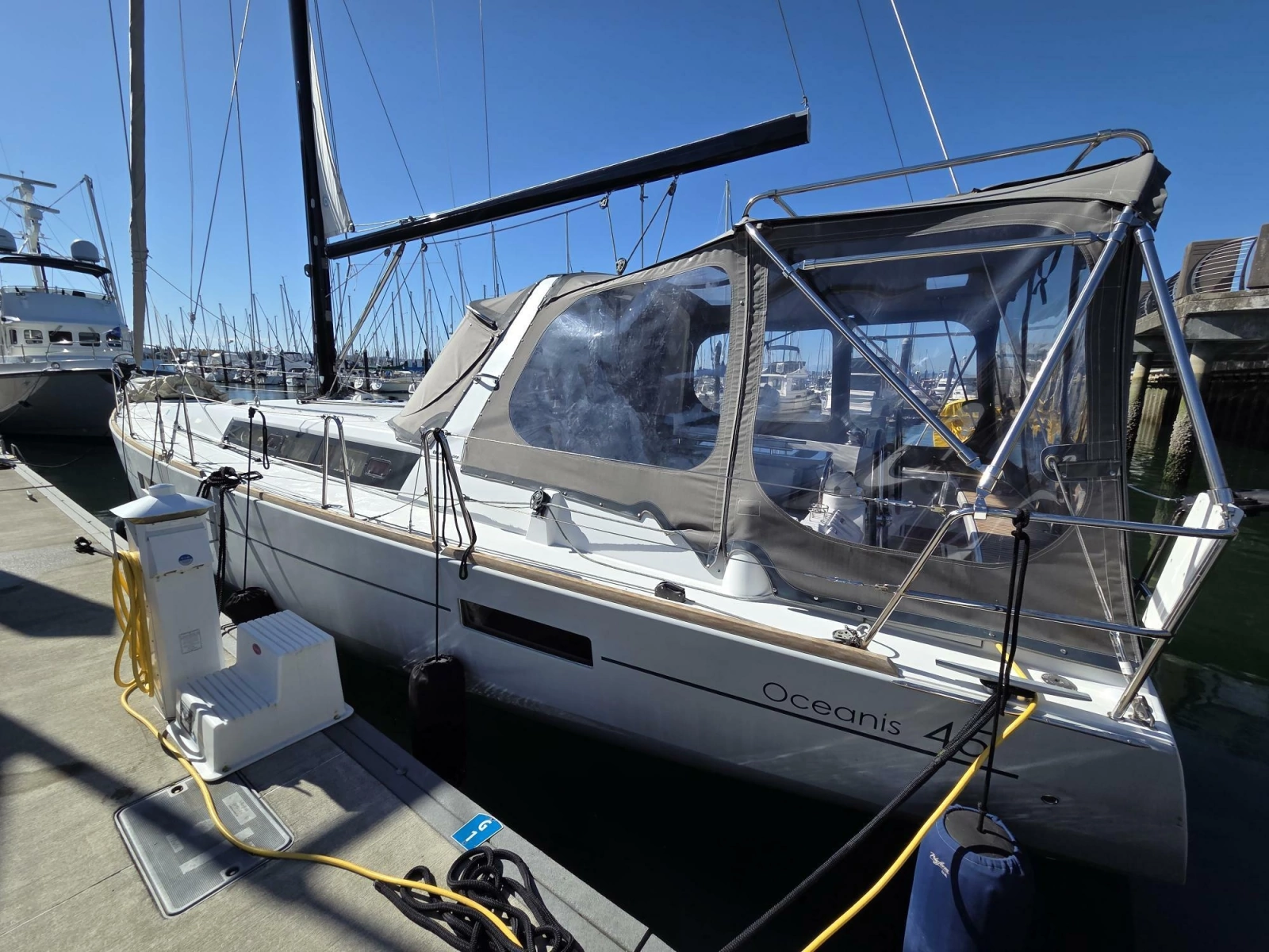2014 Beneteau Oceanis 45  with full enclosure