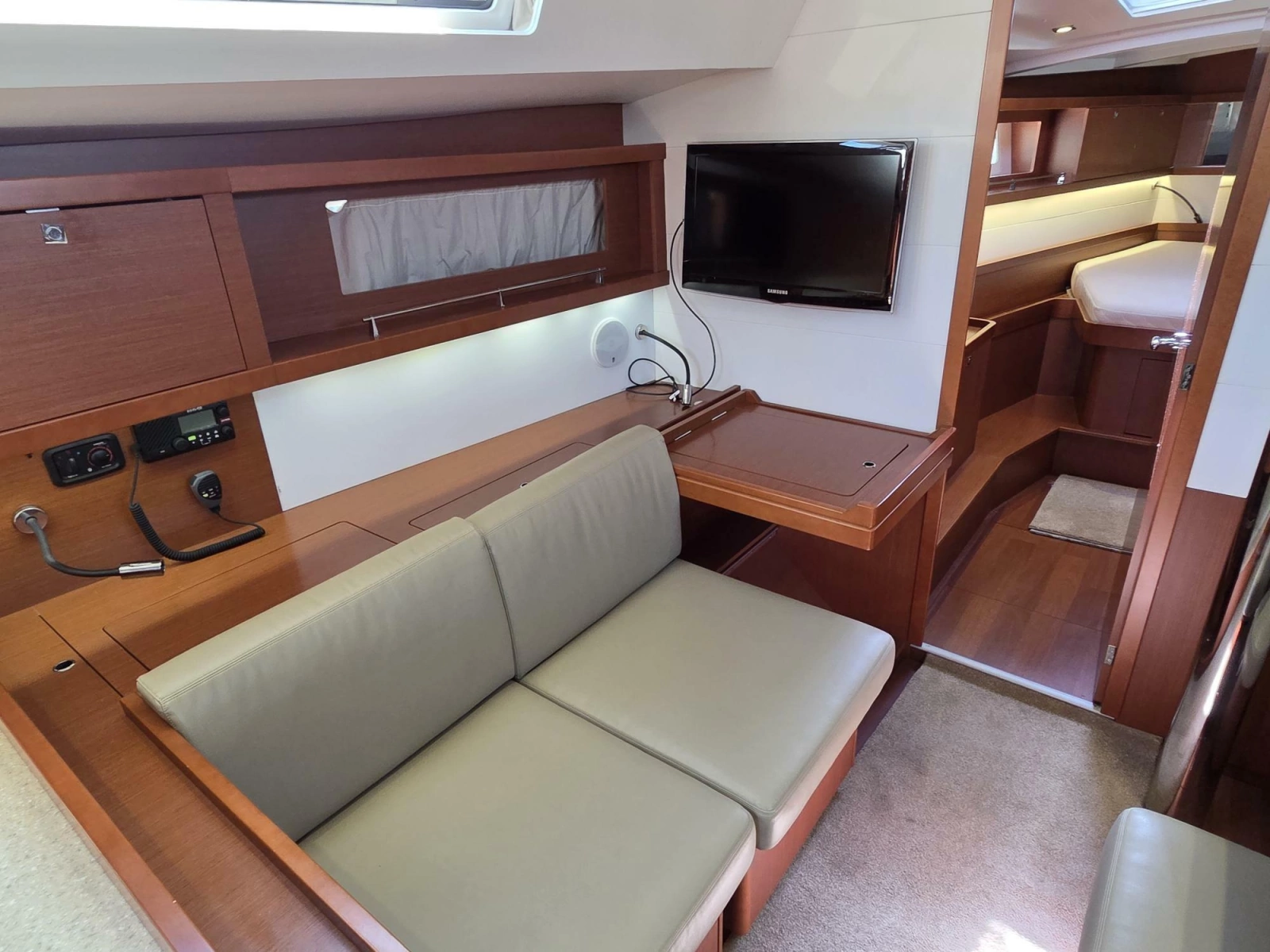 Configurable salon seating and nav statoin