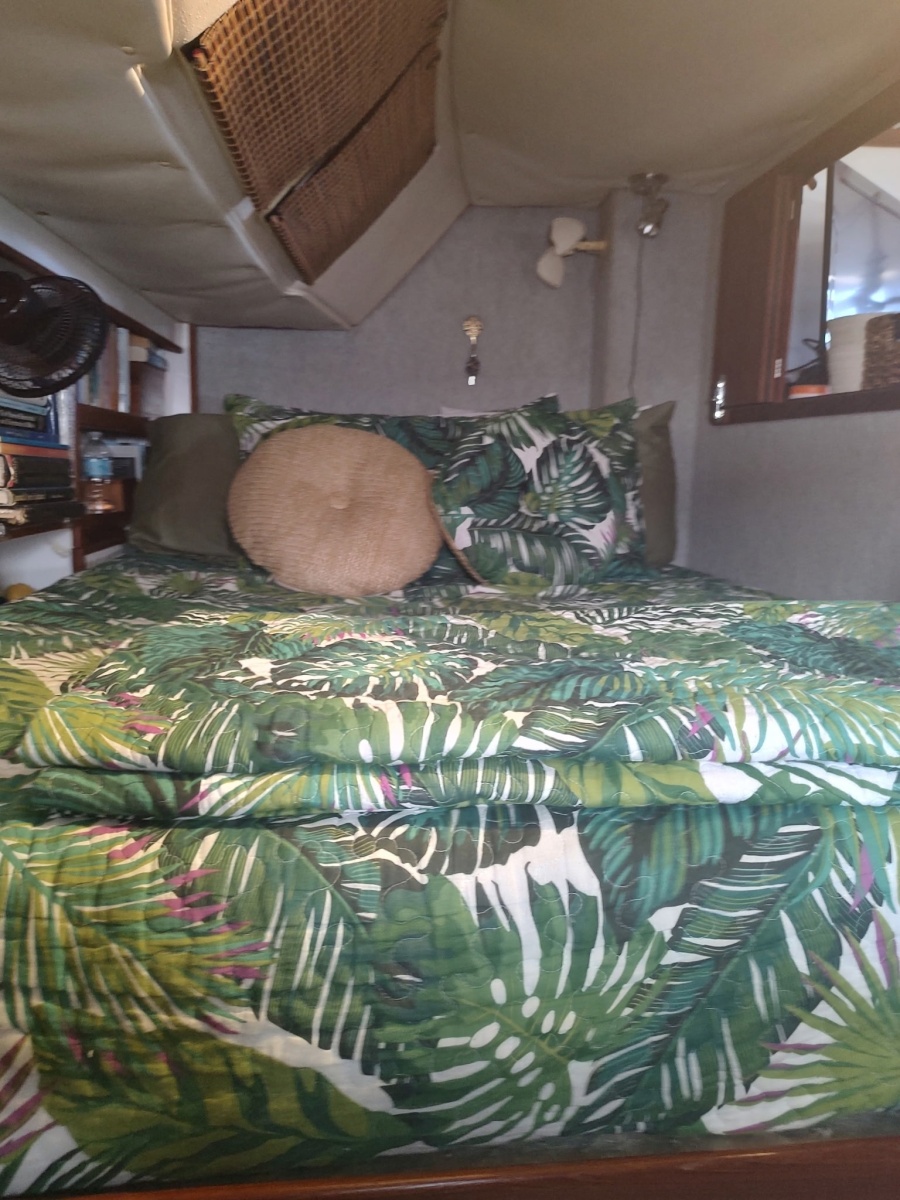 36 Stateroom1 Forward Athwartship Queen Port
