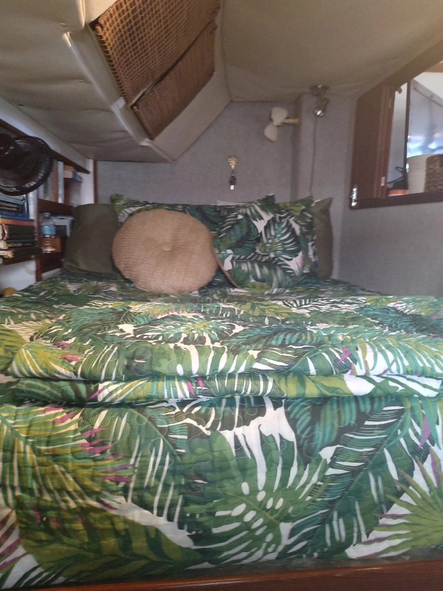 36 Stateroom1 Forward Athwartship Queen Port