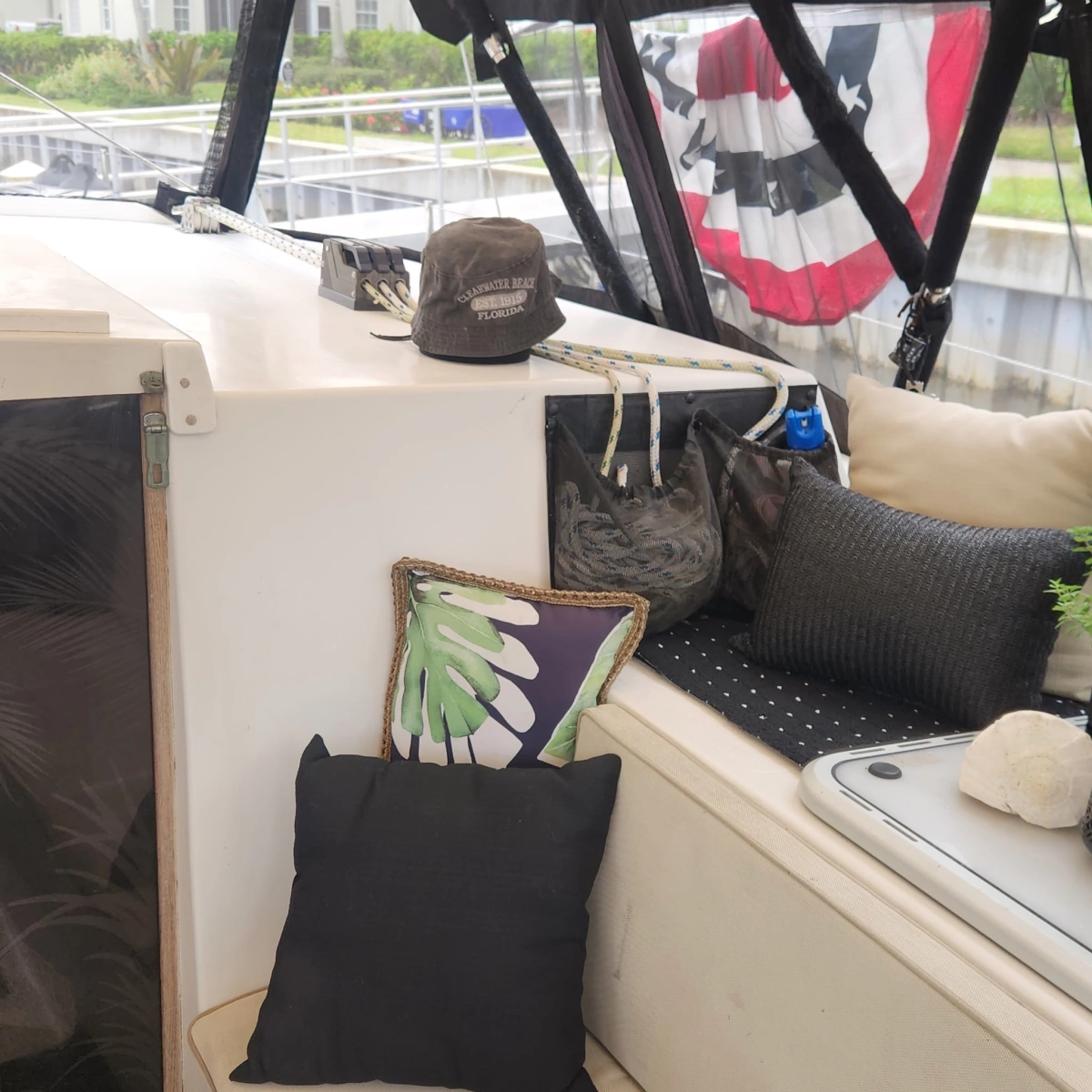 21 Cockpit Starboard Seat