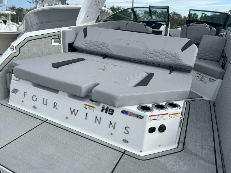 29ft Four Winns Yacht For Sale