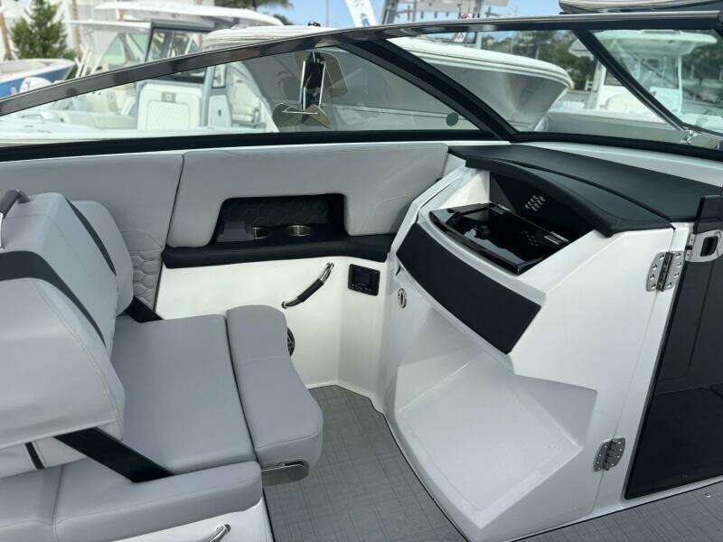 29ft Four Winns Yacht For Sale