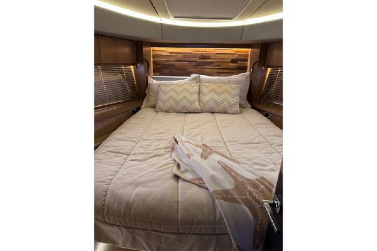 2018 Sea Ray L590