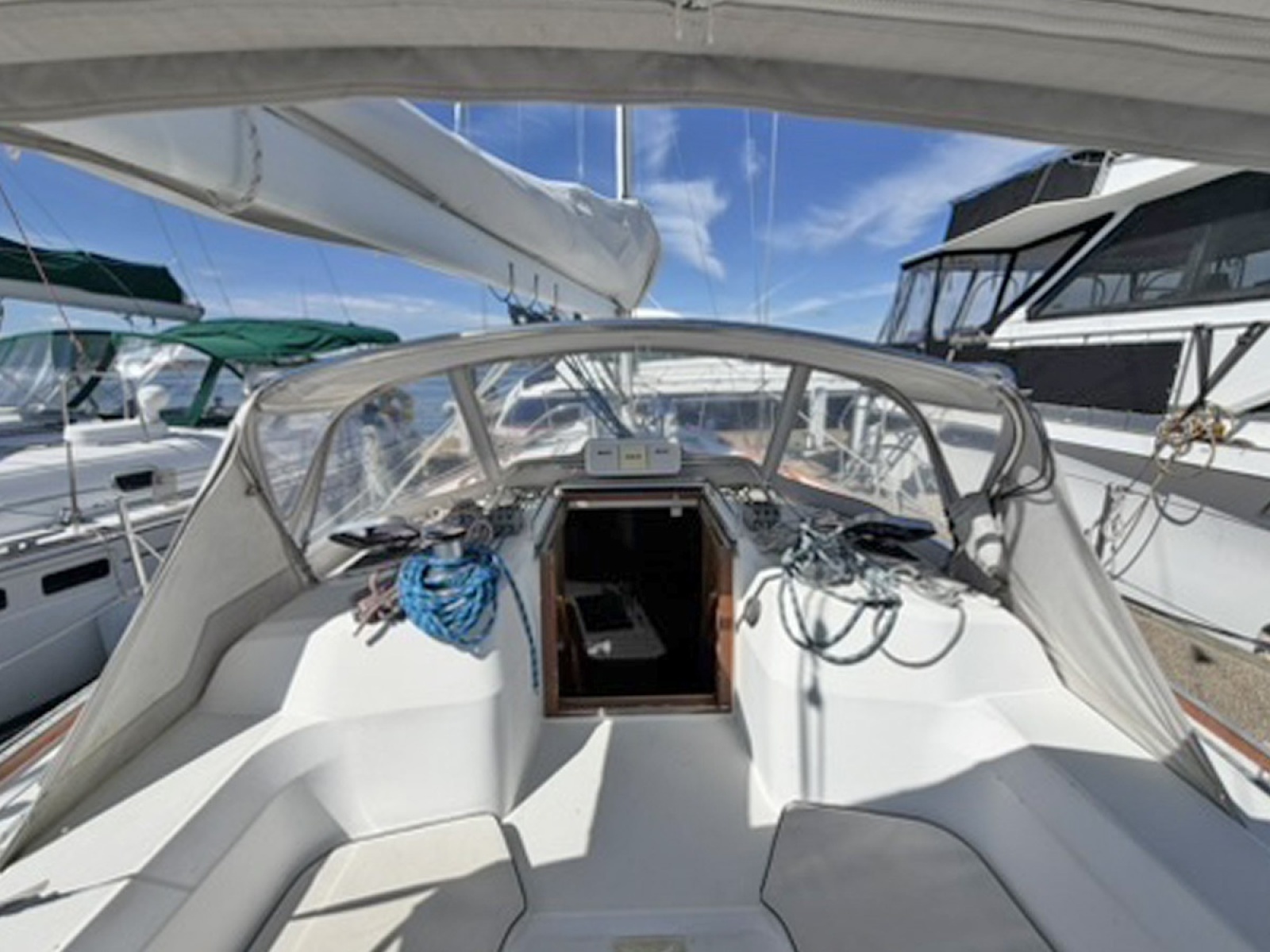 Cockpit Fwd to Companionway