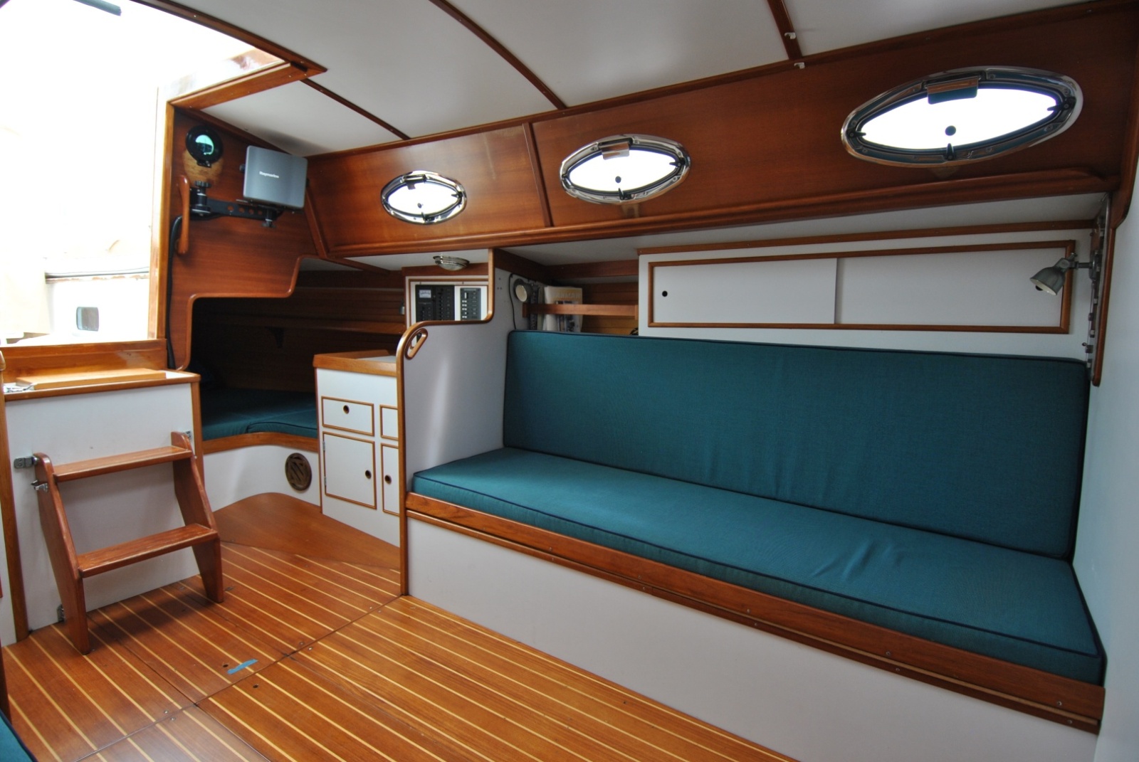 Salon Aft Port