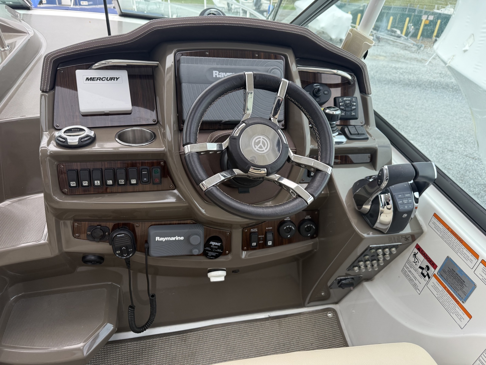 2016 Cruisers Yachts 350 Express
