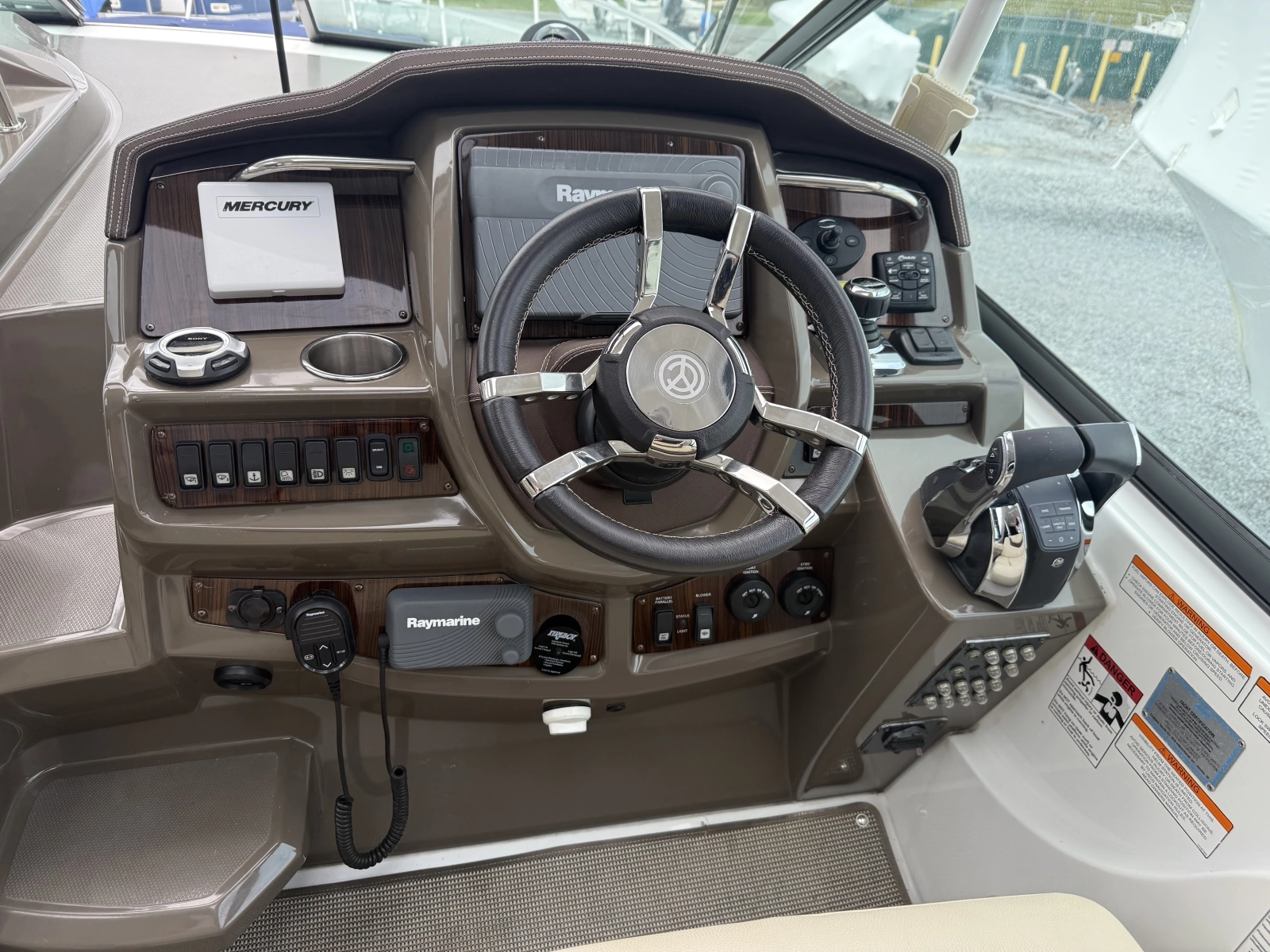 2016 Cruisers Yachts 350 Express