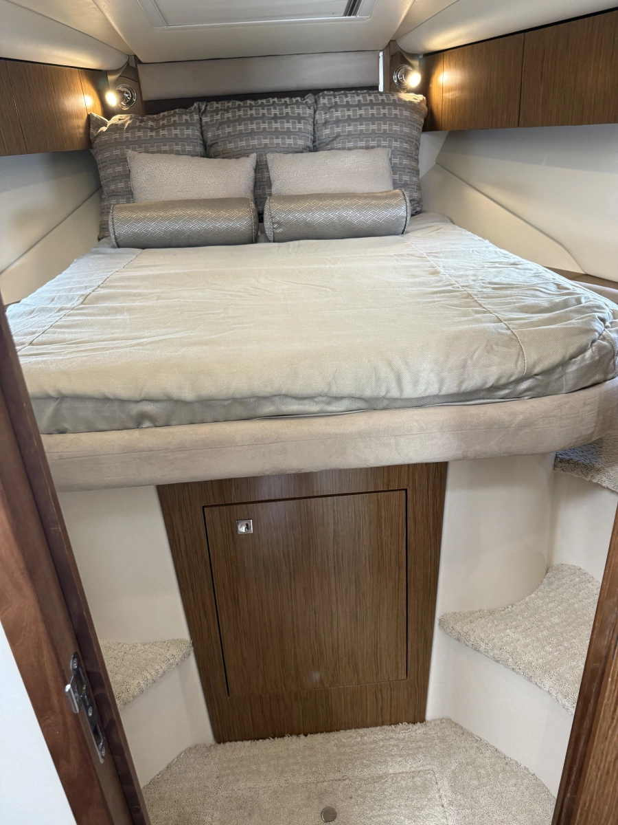 2016 Cruisers Yachts 350 Express