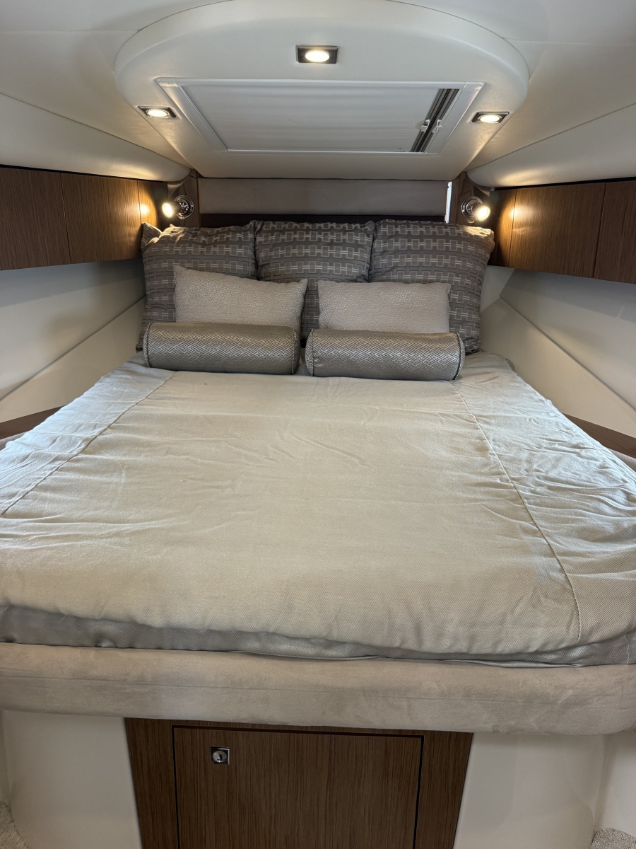 2016 Cruisers Yachts 350 Express