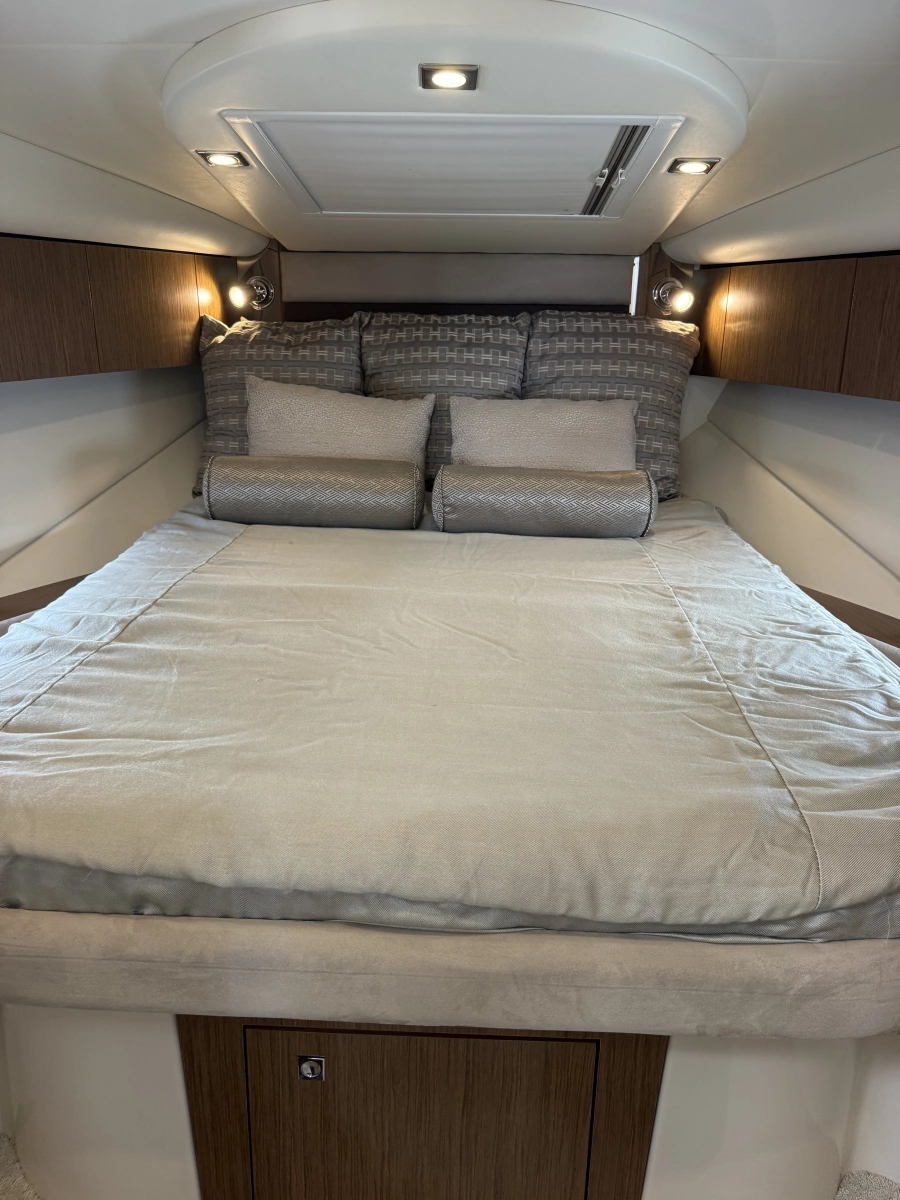 2016 Cruisers Yachts 350 Express