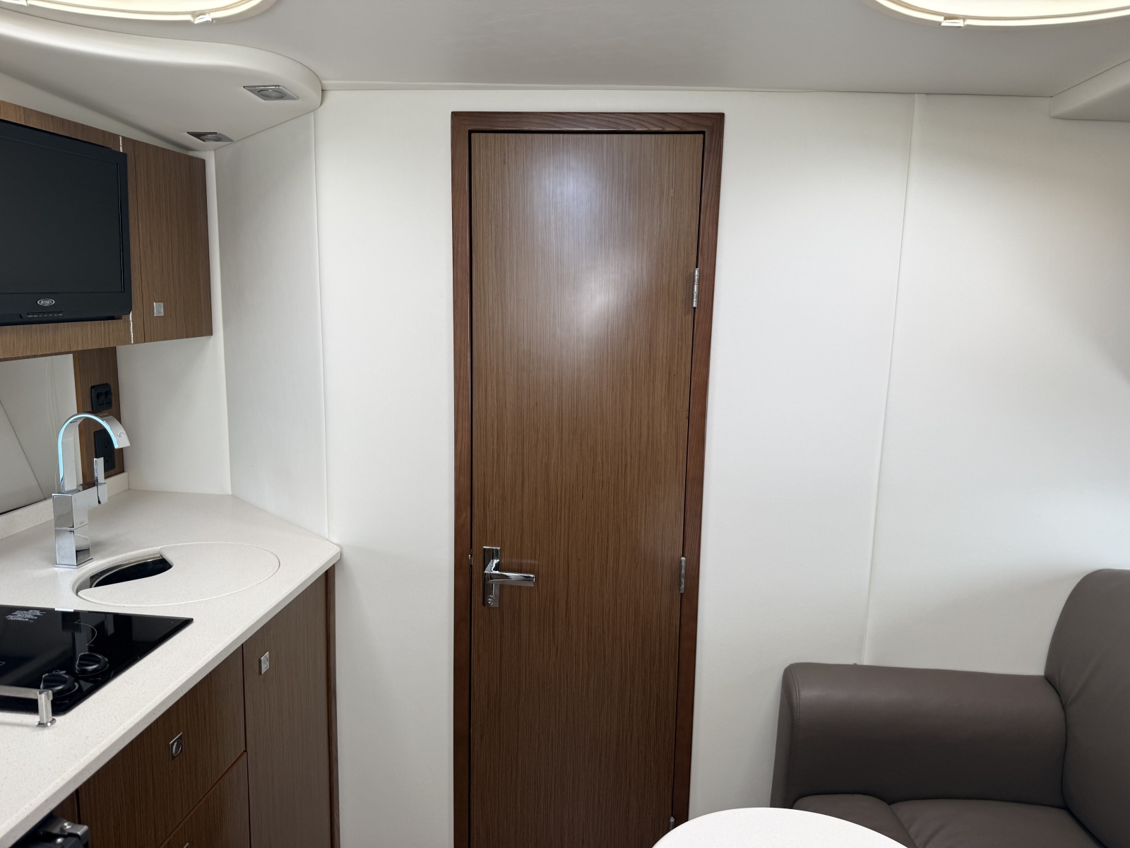 2016 Cruisers Yachts 350 Express