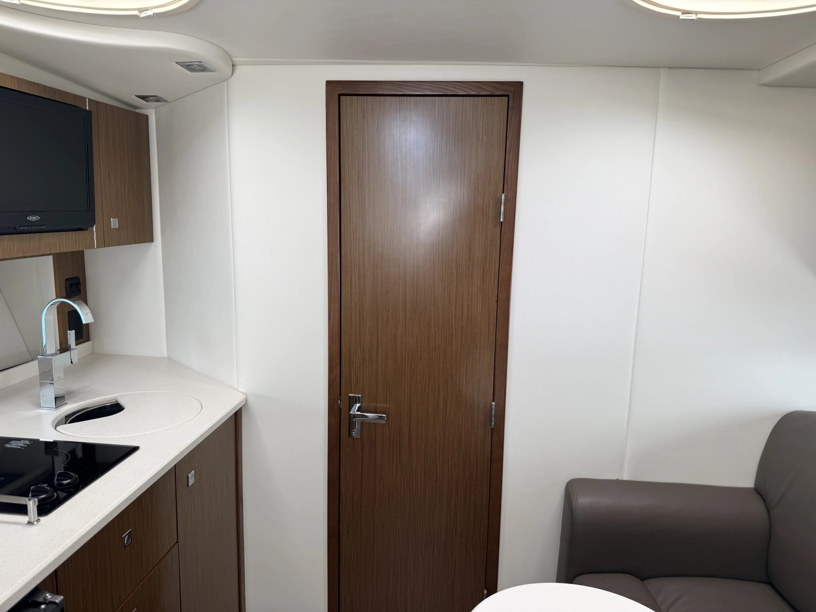 2016 Cruisers Yachts 350 Express