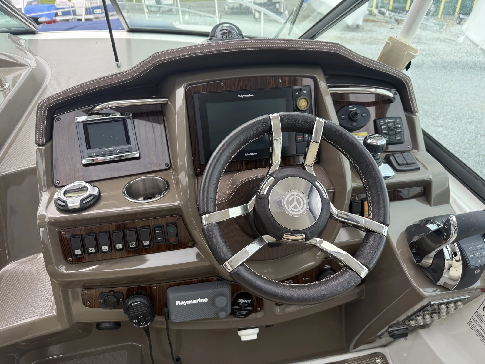 2016 Cruisers Yachts 350 Express