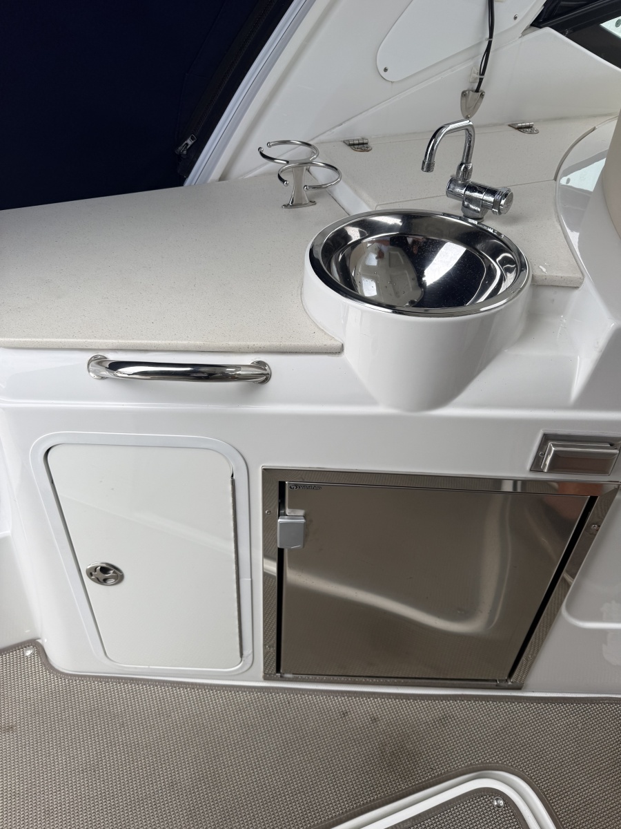 2016 Cruisers Yachts 350 Express