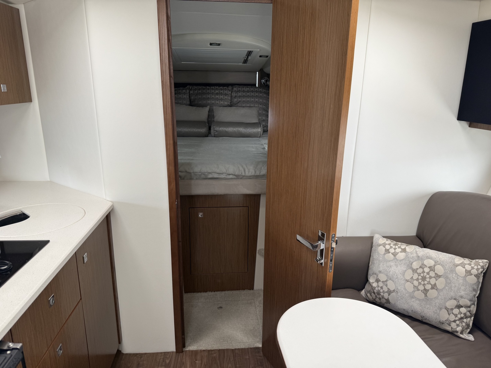 2016 Cruisers Yachts 350 Express