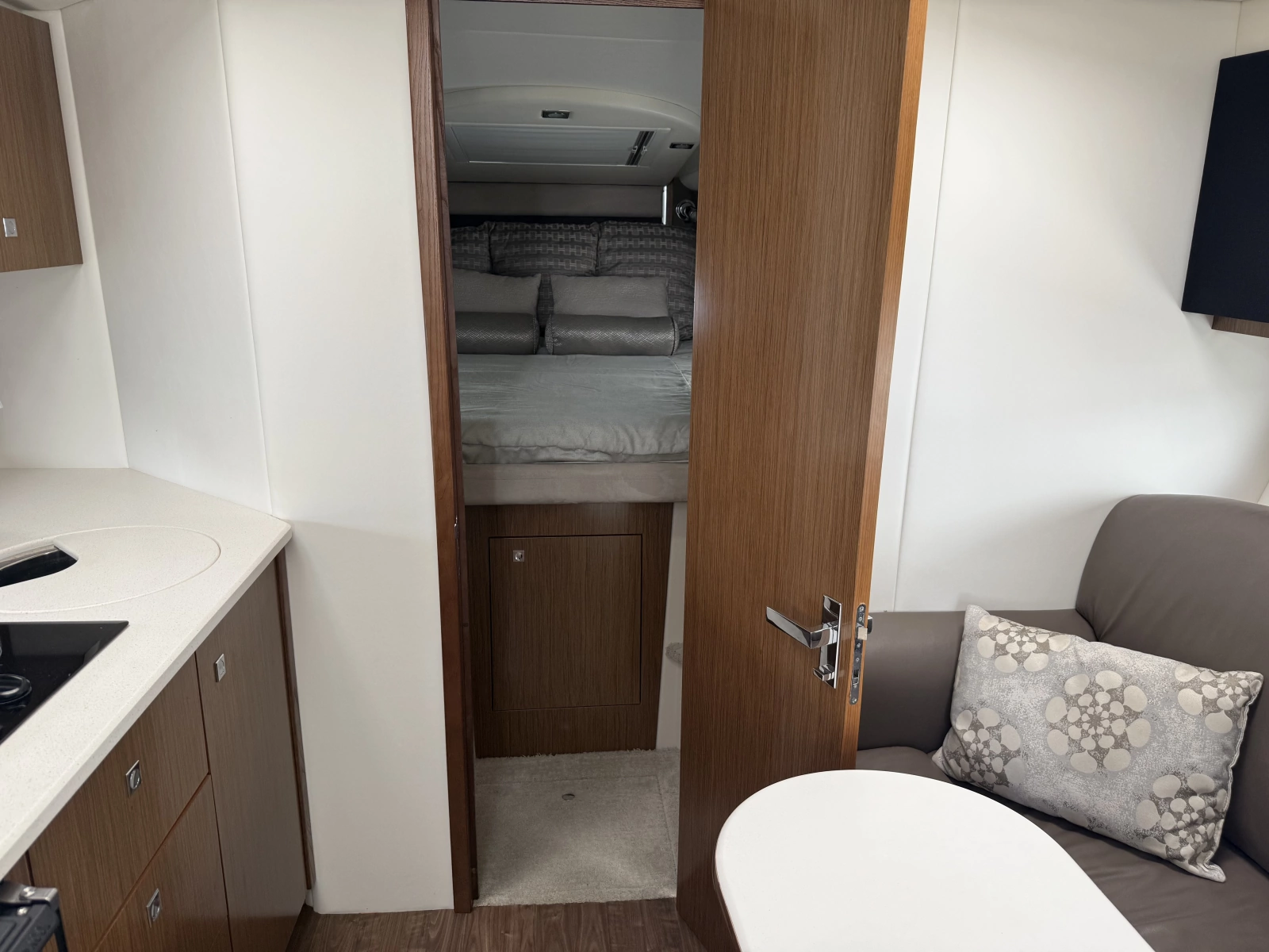 2016 Cruisers Yachts 350 Express