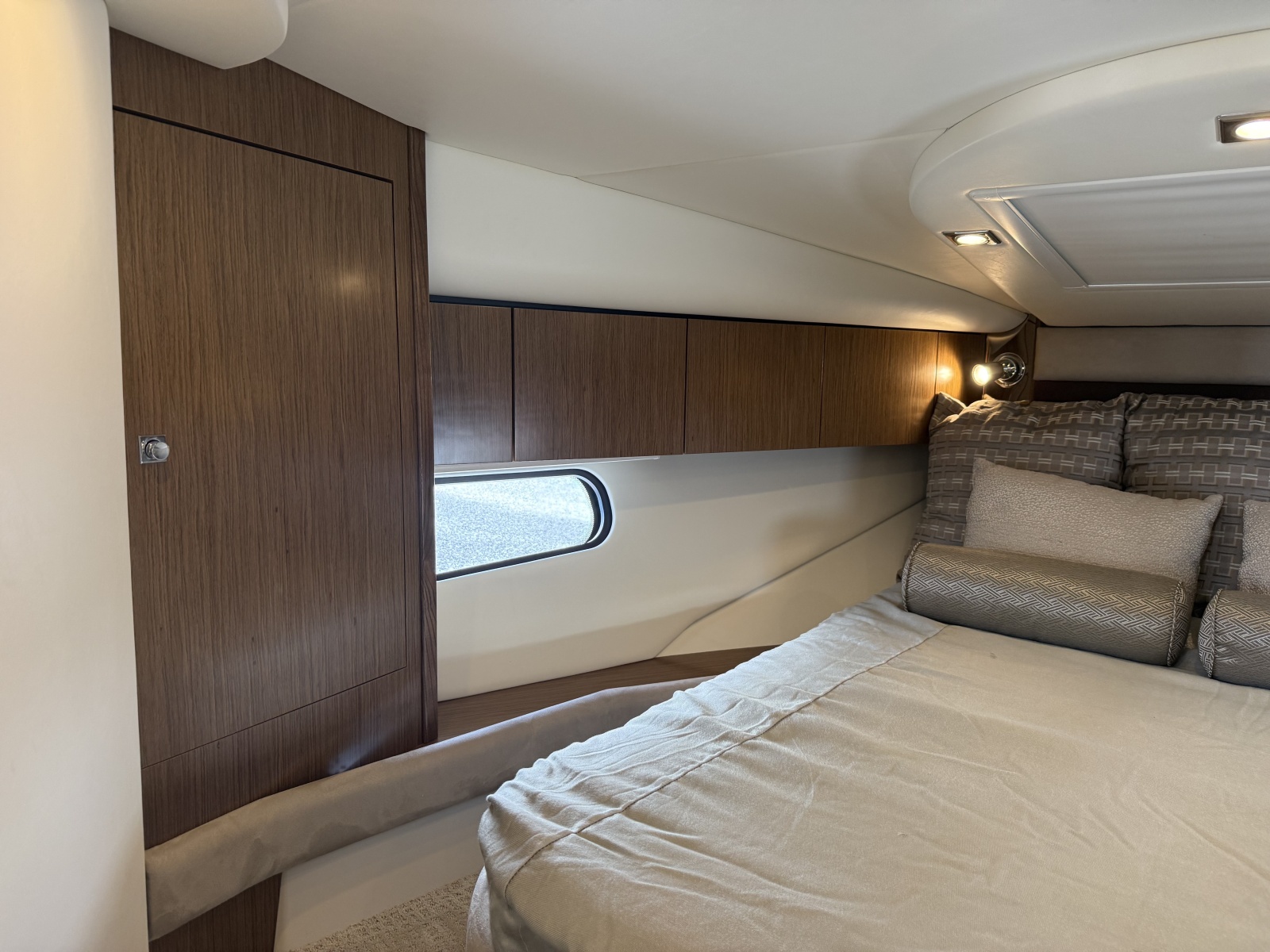 2016 Cruisers Yachts 350 Express