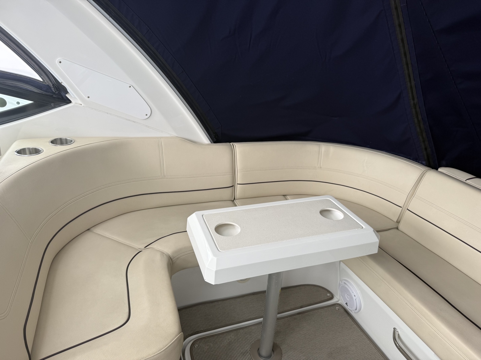 2016 Cruisers Yachts 350 Express