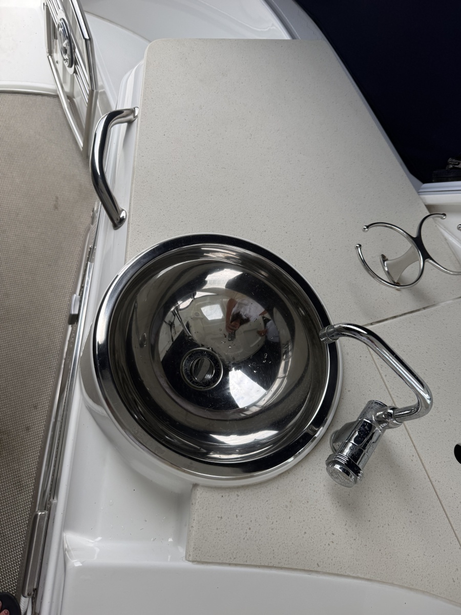 2016 Cruisers Yachts 350 Express