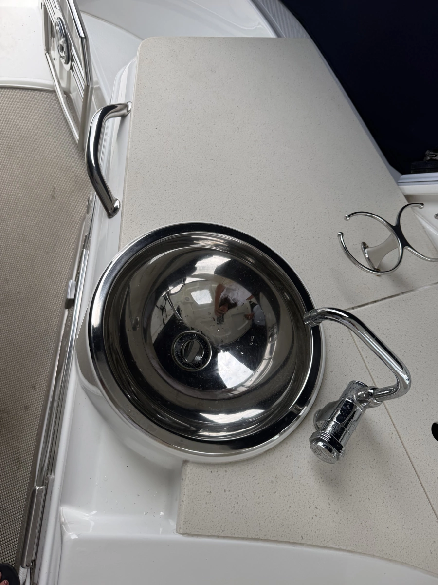 2016 Cruisers Yachts 350 Express
