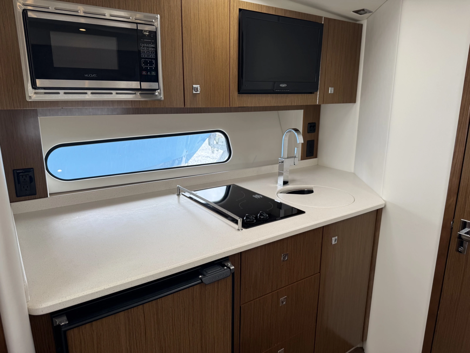 2016 Cruisers Yachts 350 Express