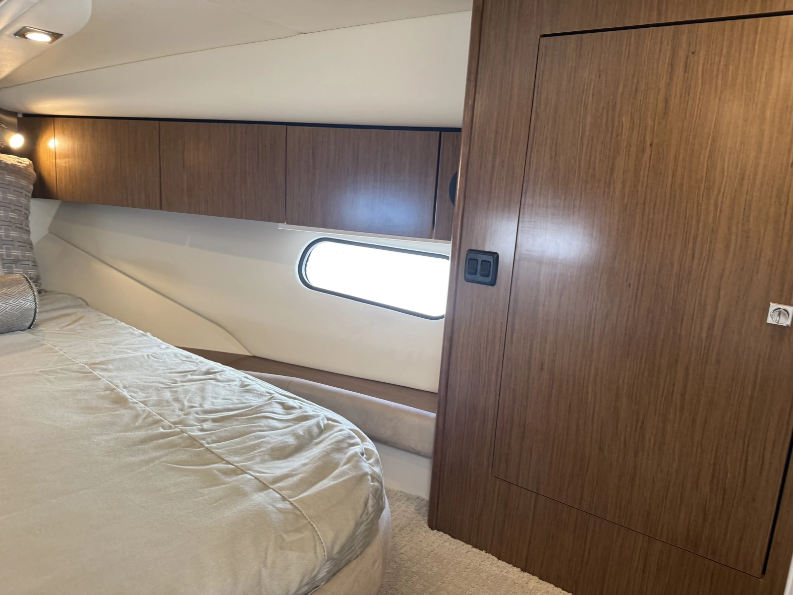 2016 Cruisers Yachts 350 Express