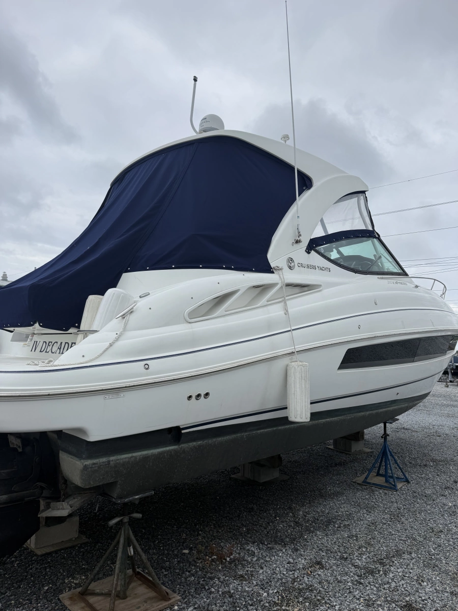 2016 Cruisers Yachts 350 Express