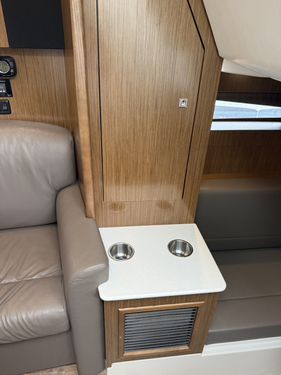 2016 Cruisers Yachts 350 Express