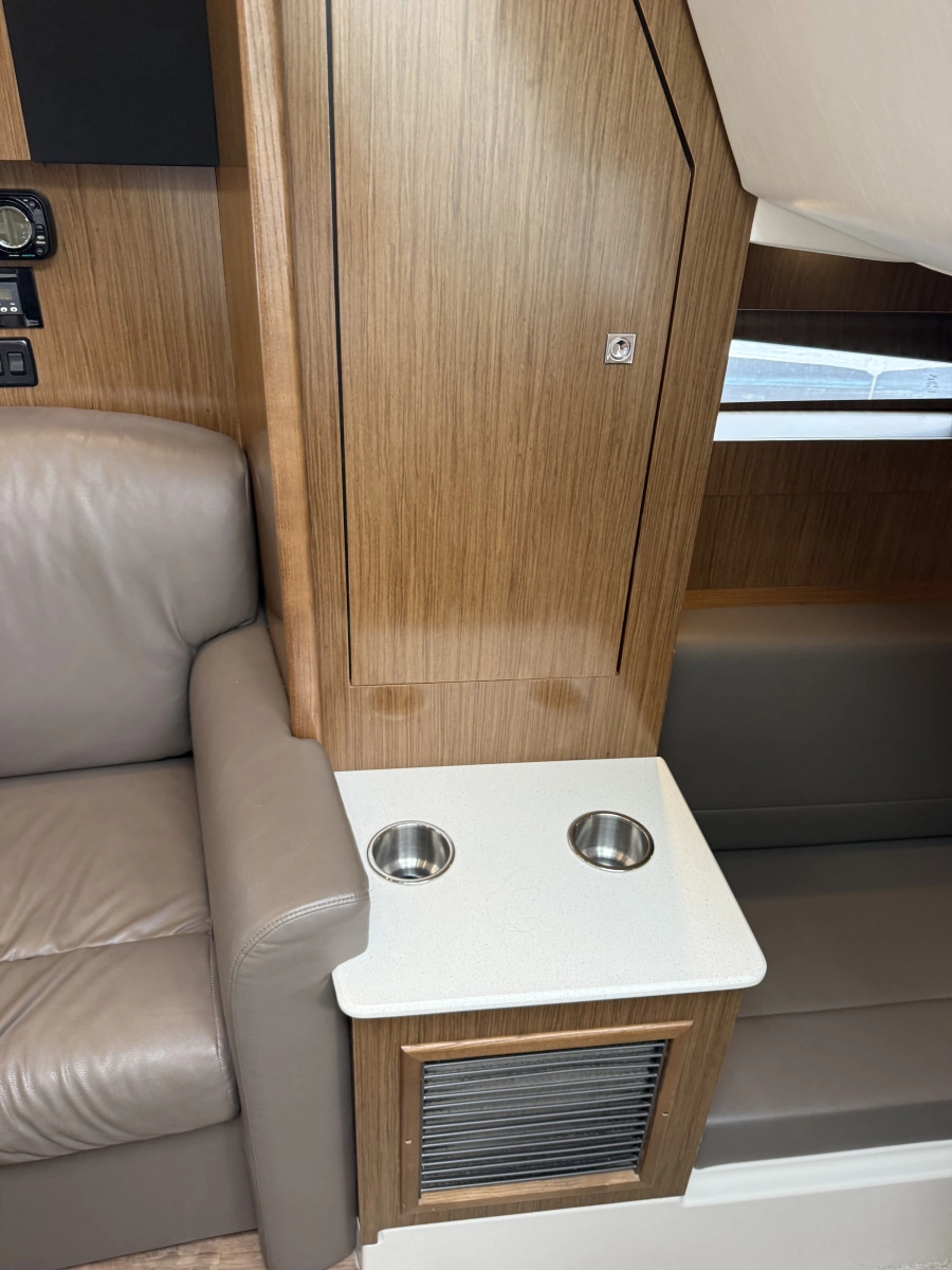 2016 Cruisers Yachts 350 Express