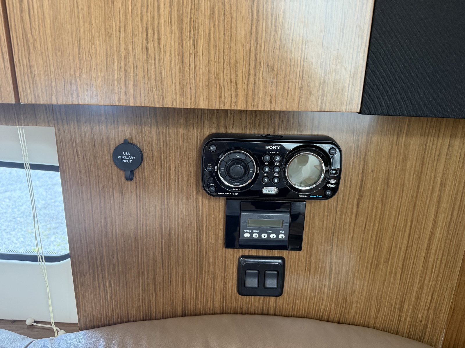 2016 Cruisers Yachts 350 Express