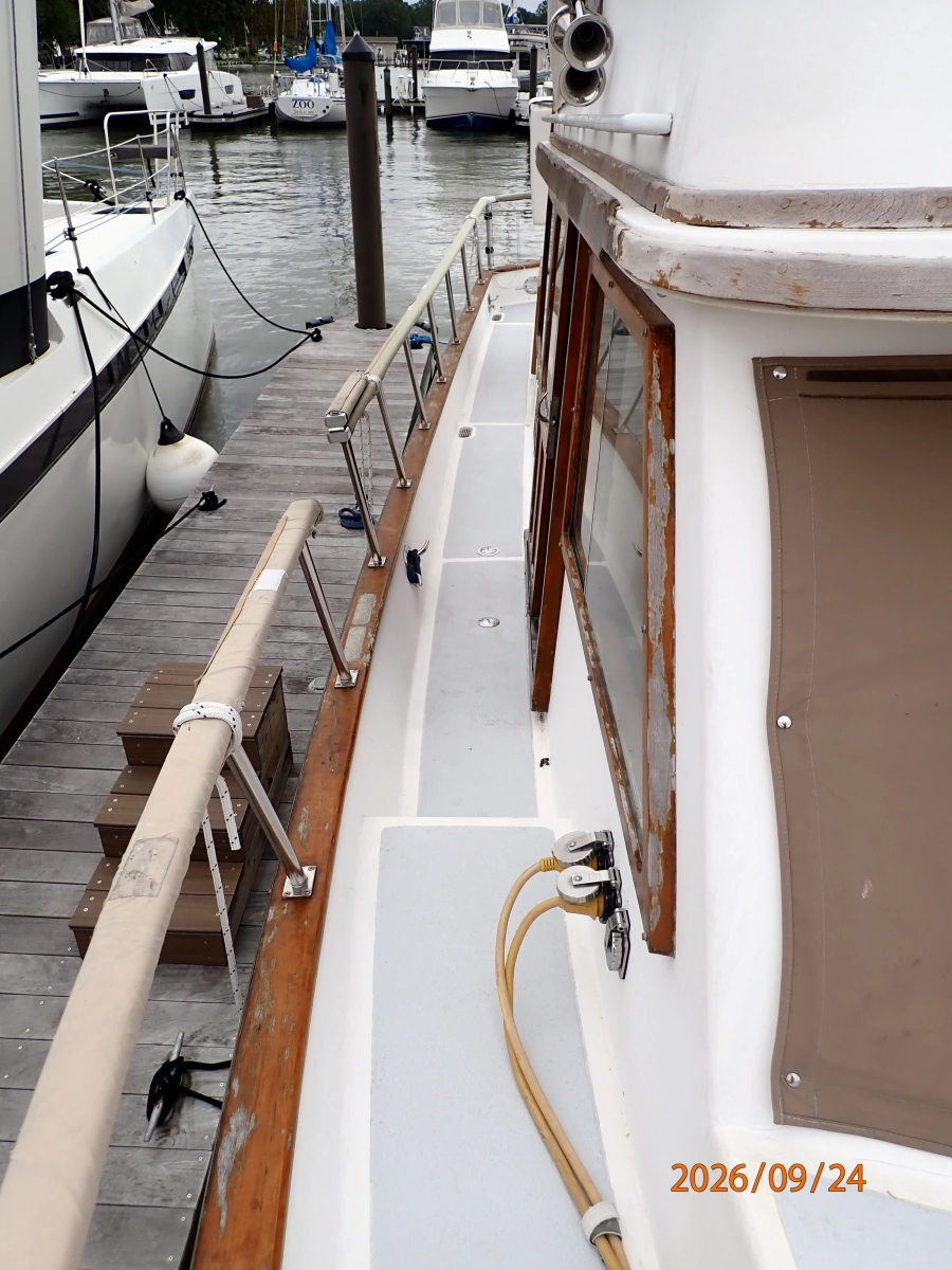 36' Monk starboard side deck2