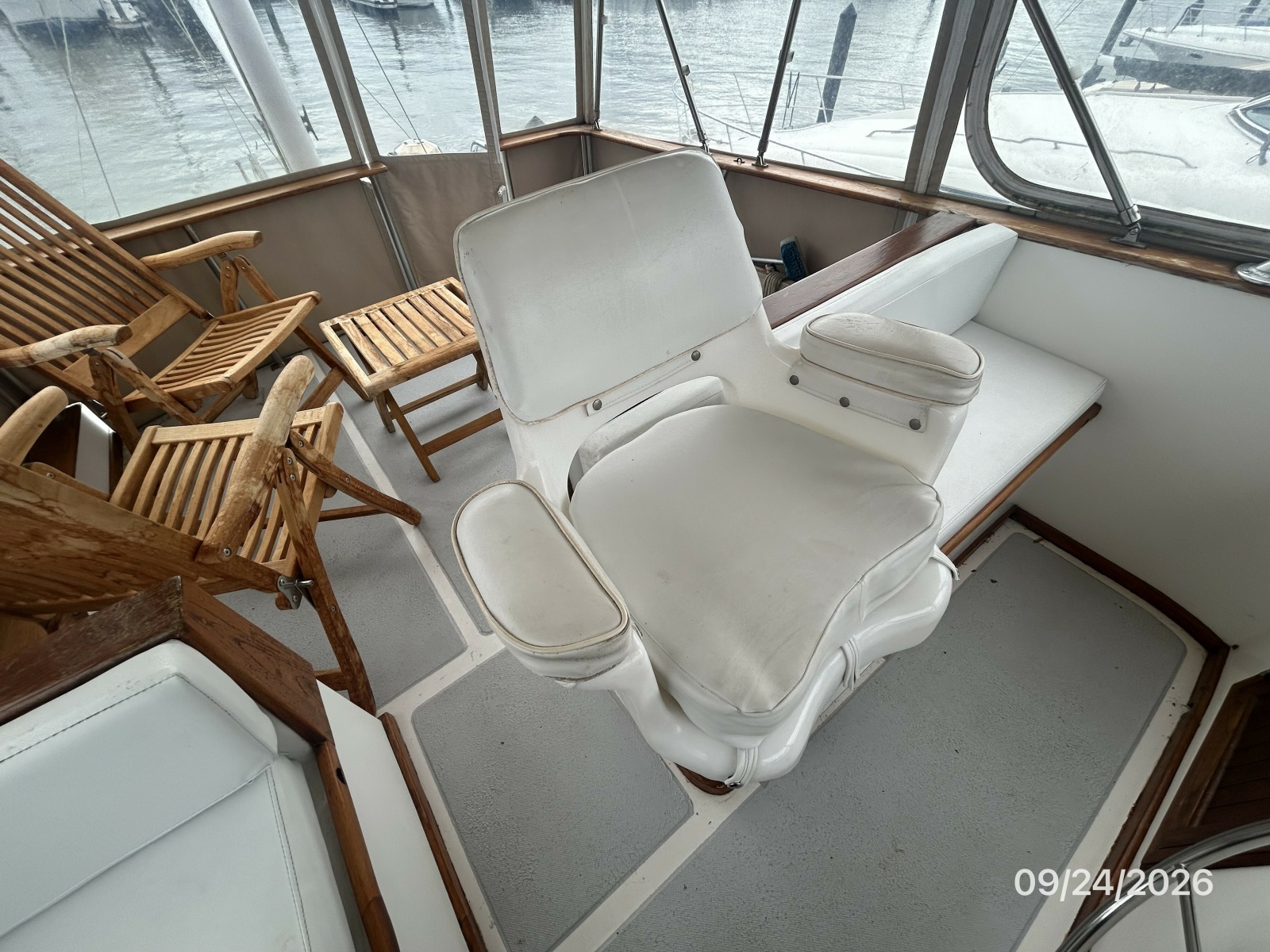 36' Monk flybridge helmseat