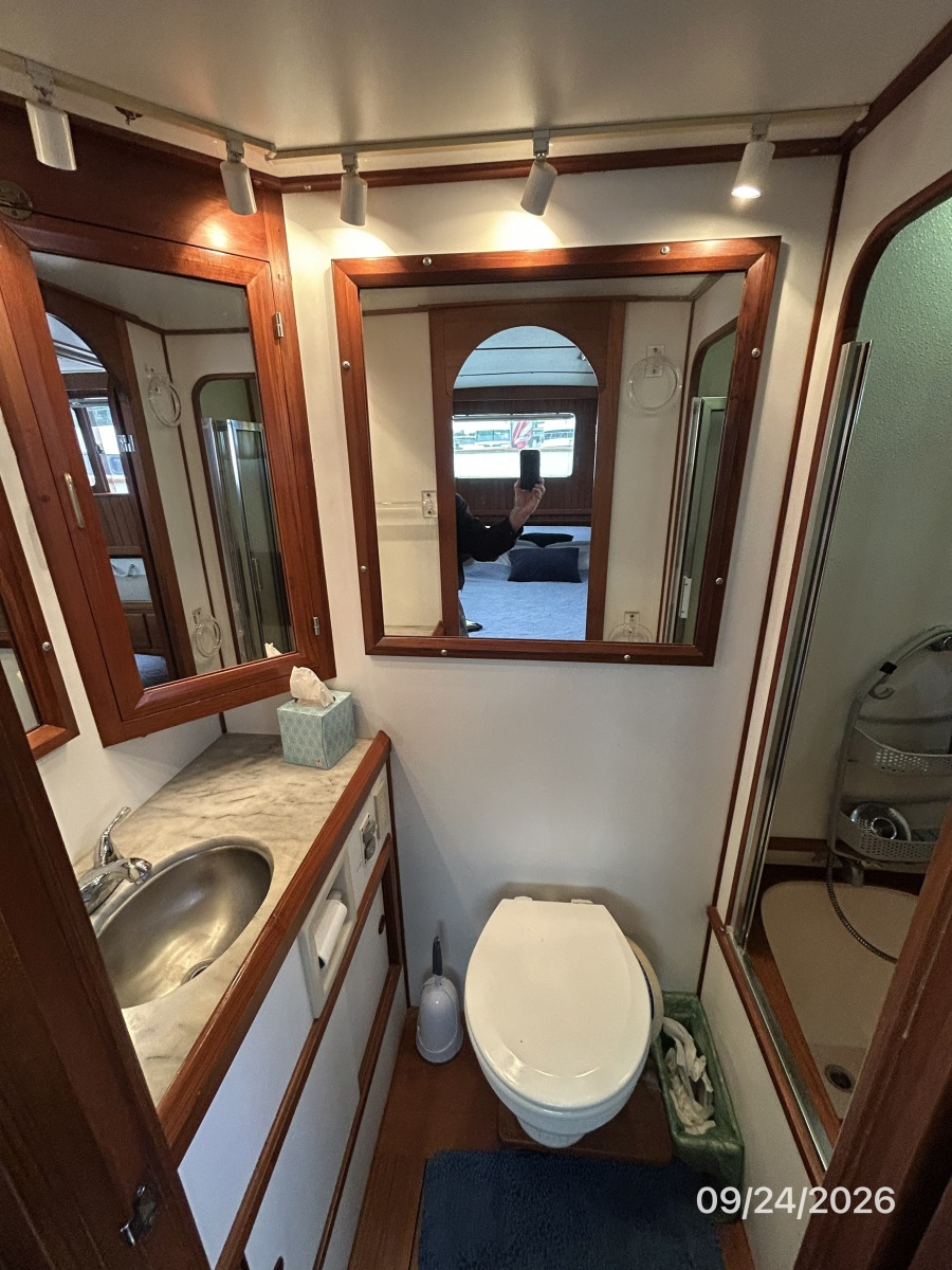 36' Monk master stateroom head