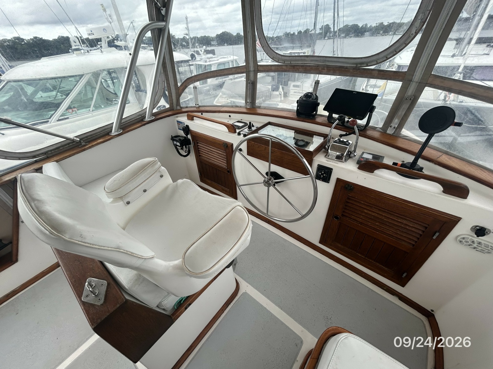 36' Monk flybridge helm1