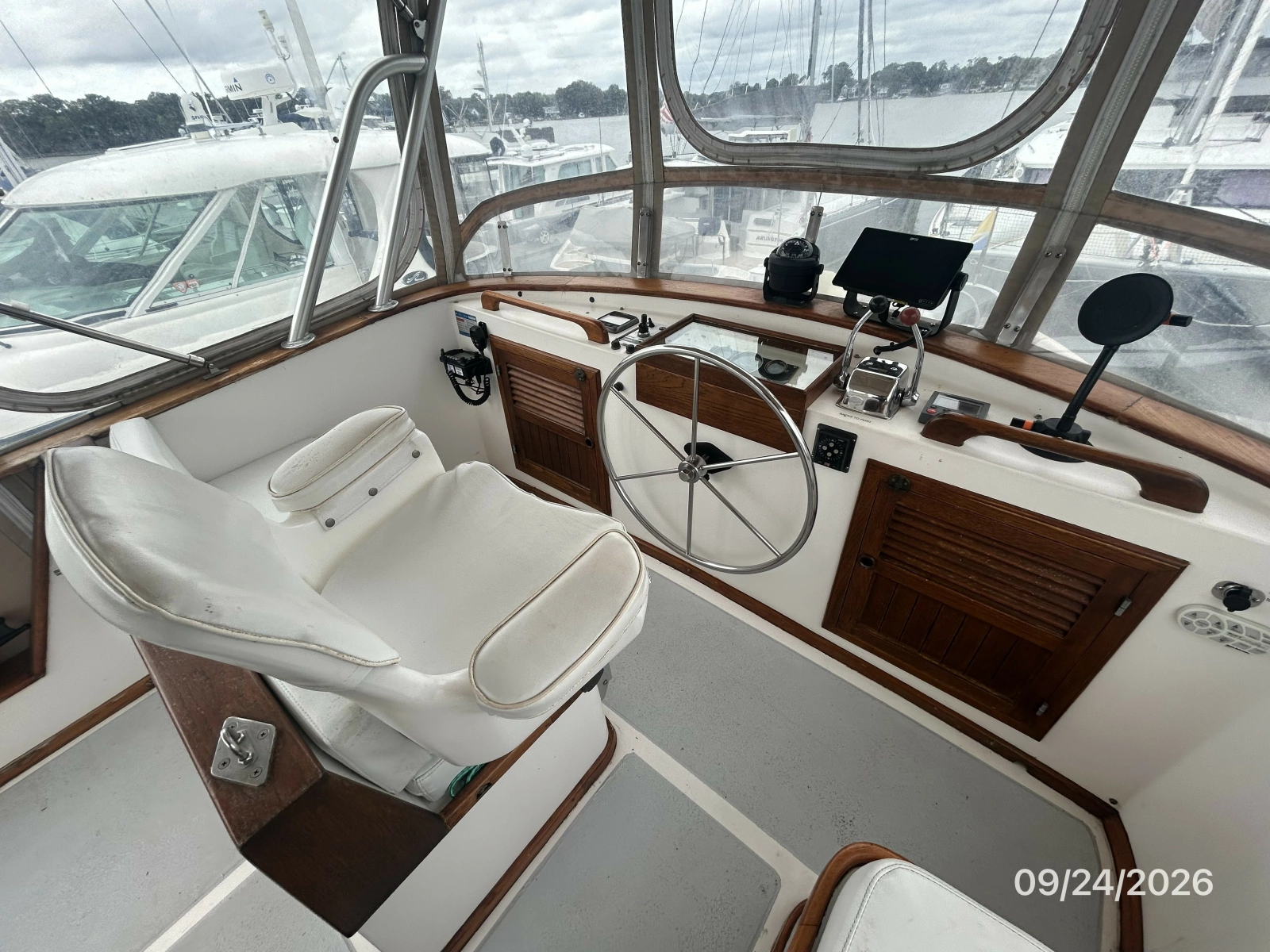 36' Monk flybridge helm1