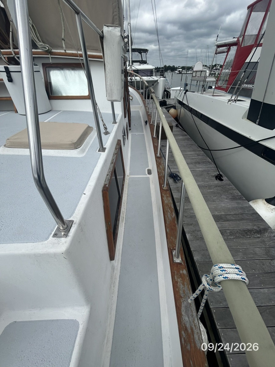 36' Monk starboard side deck1