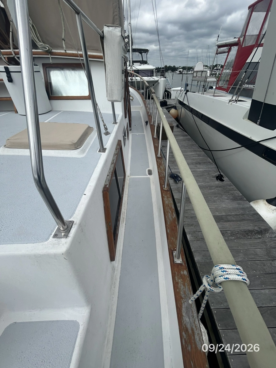 36' Monk starboard side deck1