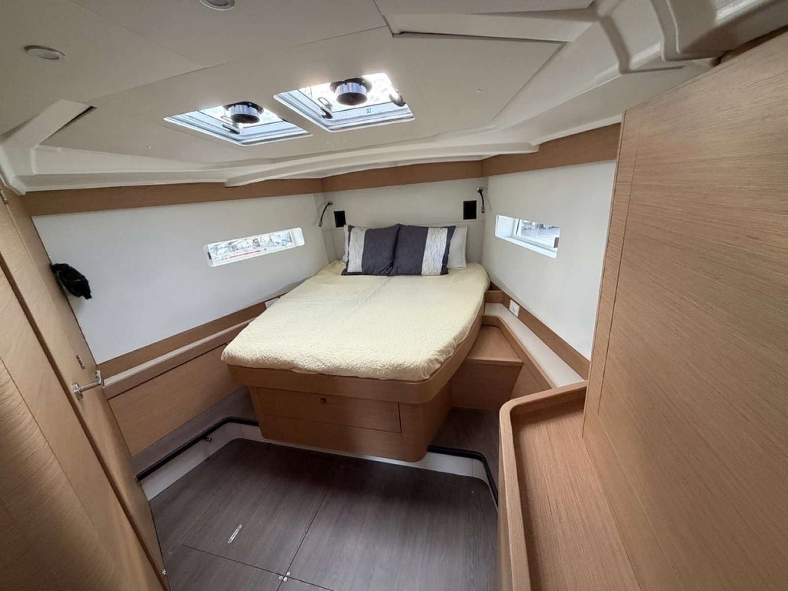 HULL 28  45ft Jeanneau Yacht For Sale