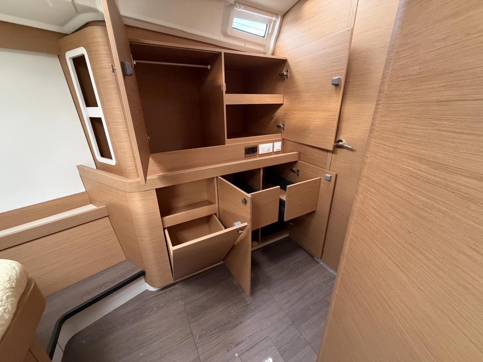 HULL 28  45ft Jeanneau Yacht For Sale