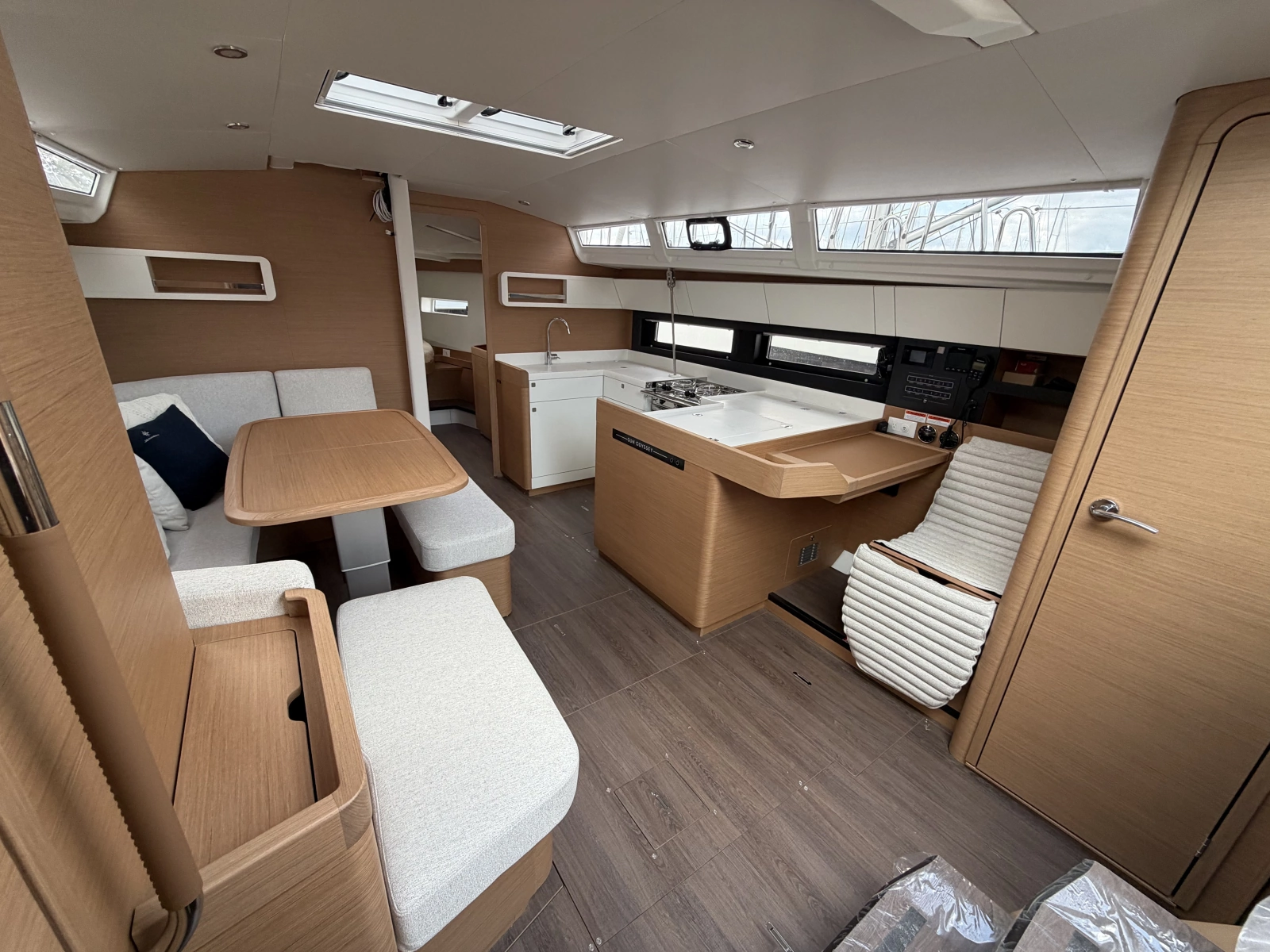 HULL 28  45ft Jeanneau Yacht For Sale