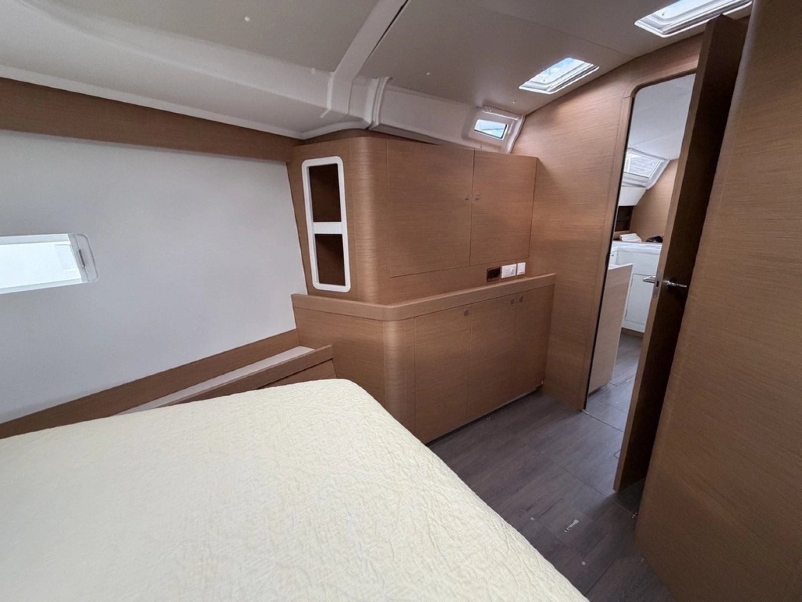 HULL 28  45ft Jeanneau Yacht For Sale